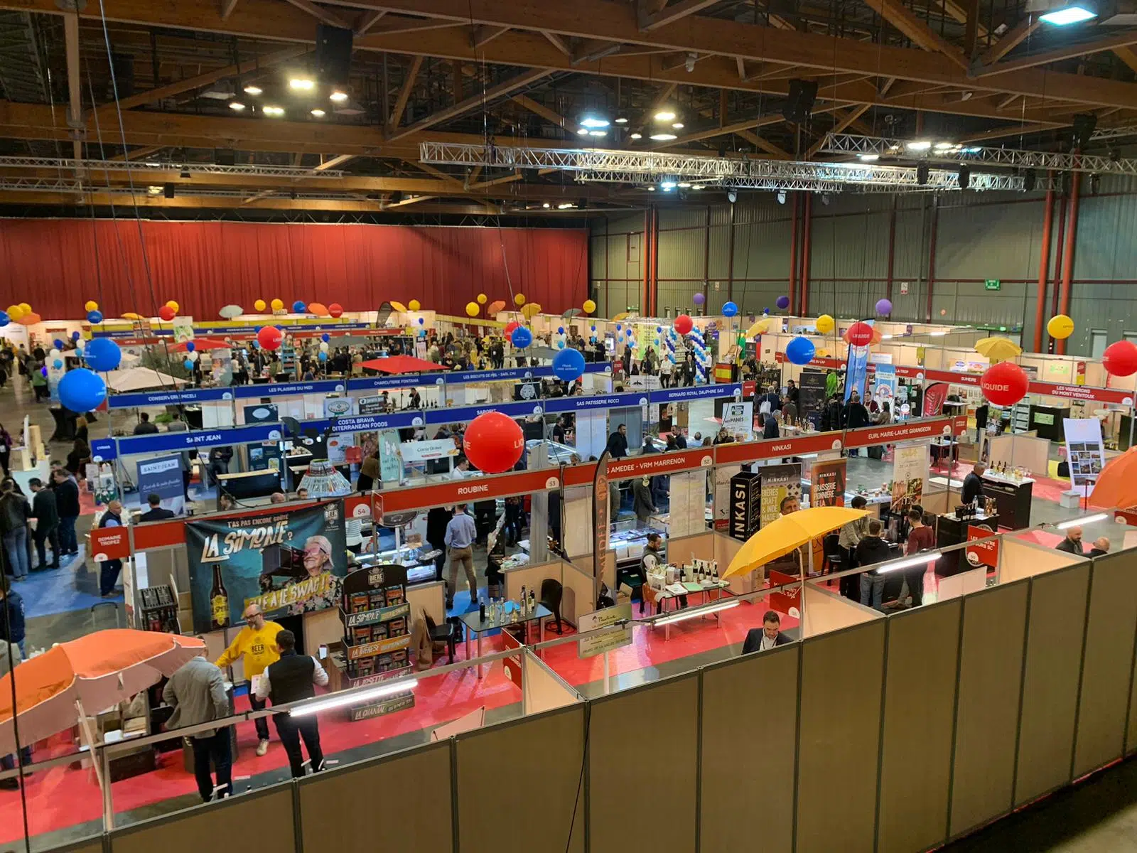 Stand d'animation sur un salon professionnel avec visiteurs